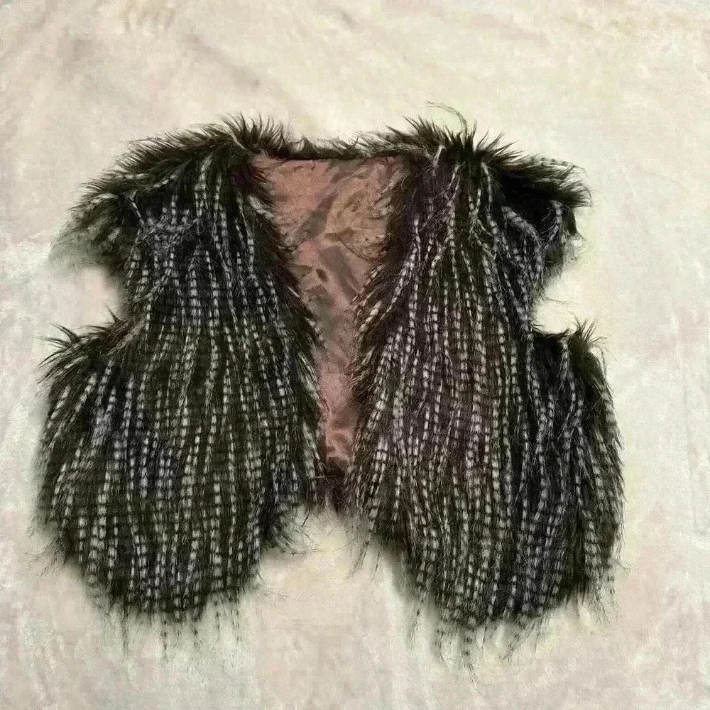 Feathery Faux Fur Vest Fits between a Small and Medium‎